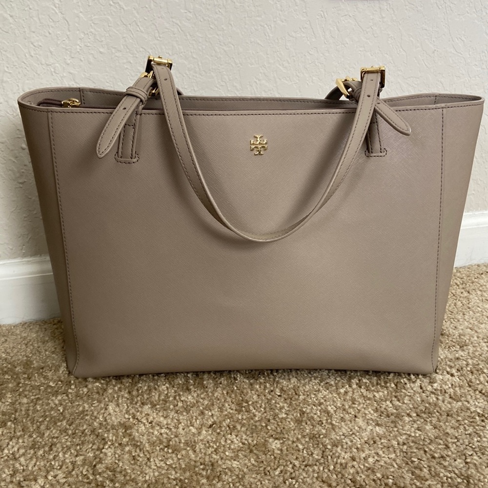 Tory Burch tote in taupe leather, great condition!